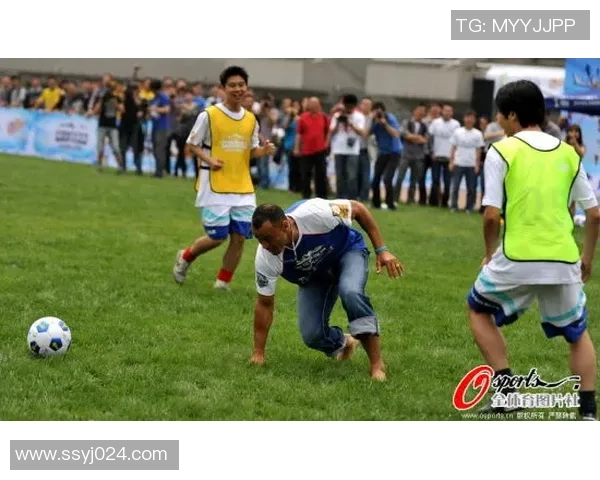 足球巨星赛场意外滑倒全场爆笑场面引发球迷热议