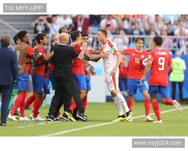 足球球星惊险骨折瞬间曝光赛场暴力冲突引发热议